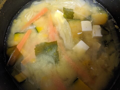 豆腐とカボチャと人参と白菜とワカメの味噌汁